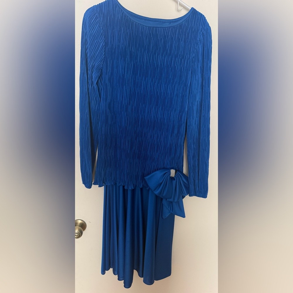 Sophisticated Blue Formal Dress with Bow Detail